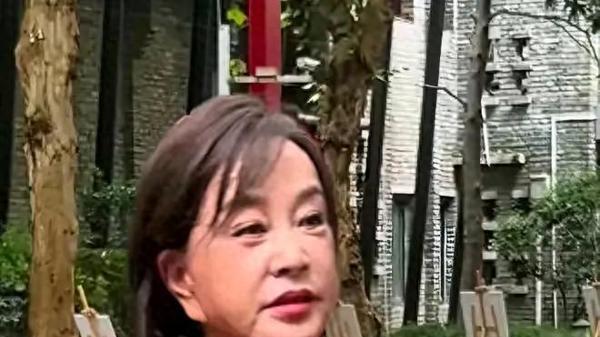 73岁刘晓庆离开美颜，暴露真实沧桑的一面，人不服老不行