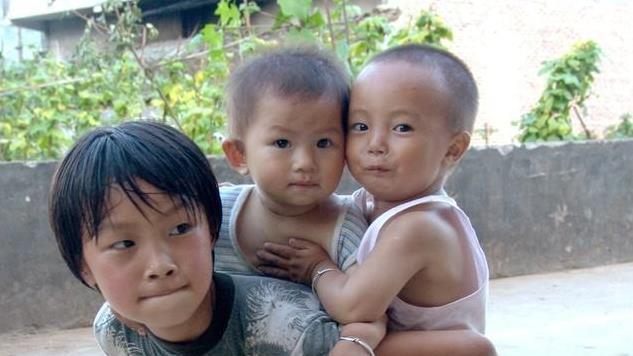 哑巴姐姐养大弟弟，弟弟成才报恩时姐姐却丢了，苦寻21年结果如何