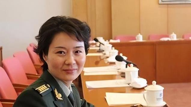 西藏总队副司令员雷敏，拥有武警少将警衔！最后却嫁给了保安？