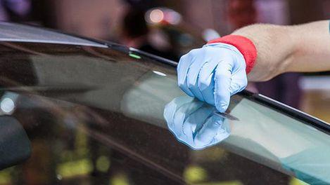 汽车挡风玻璃划痕怎么修复？