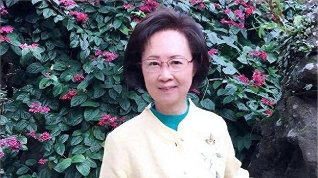 知名小说家琼瑶离世，至交林青霞心痛哀悼，曾因一件事后悔不已！