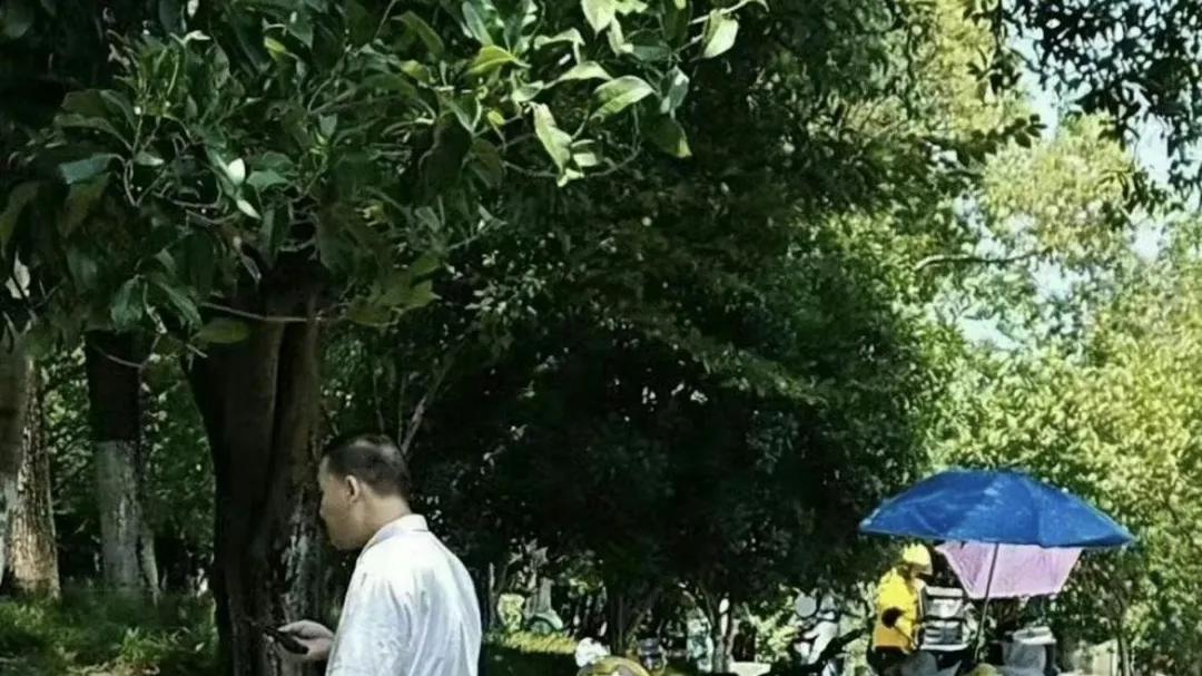 每天跑16到18小时50岁外卖员猝死知情人：他是家里经济来源