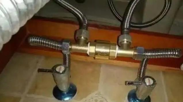 女子被通知水费欠18万，查水表半年走9万吨，供水厂：不交就断水