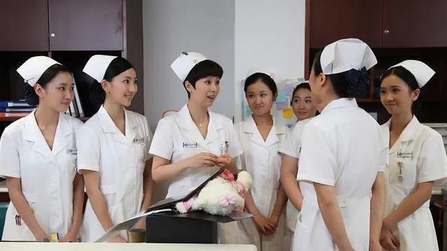 “网约护士”火了：漂泊在外的子女，排队为父母下单