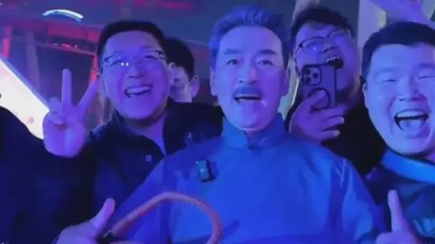 70岁寇振海首晒妻儿：大儿十项全能，二儿帅气班草，小女富态像妈