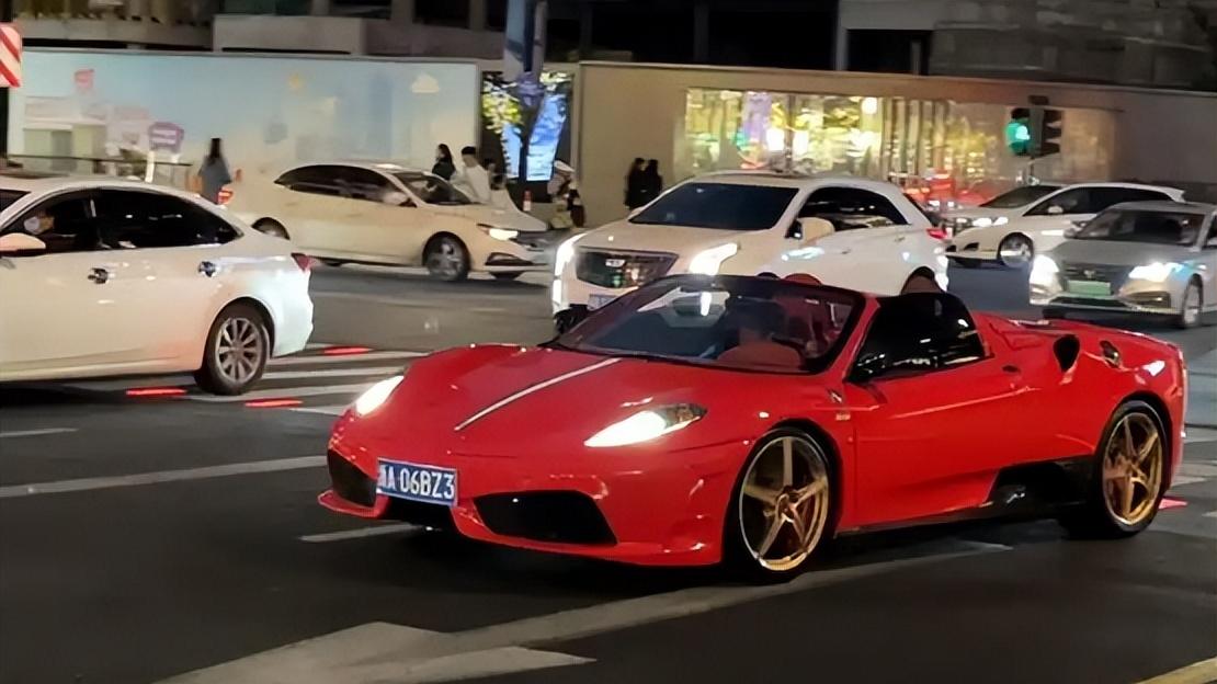 白天念佛经，晚上穿黑丝，06年香港一寺庙夜晚频现“酒吧女郎”？