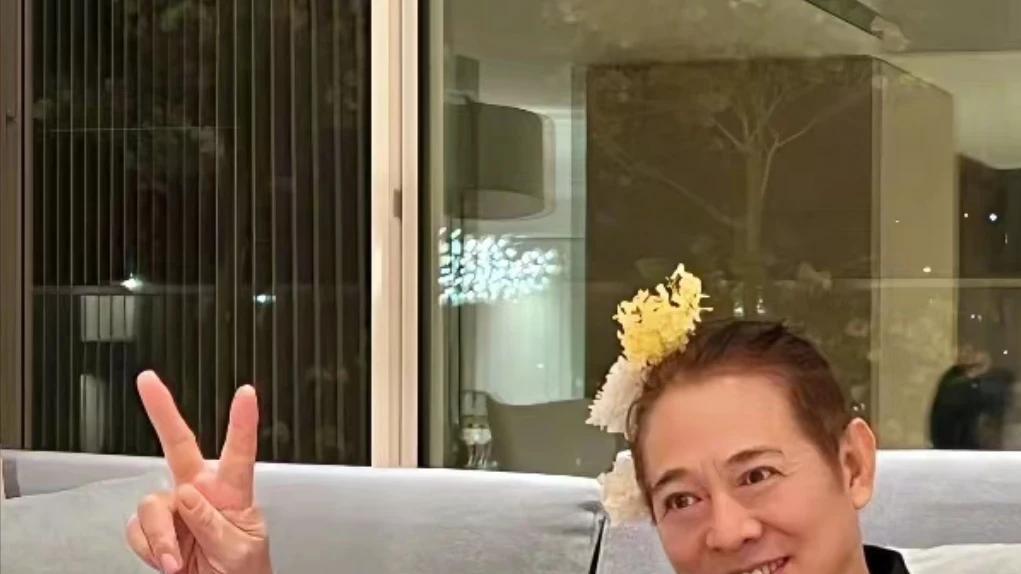 61岁李连杰现身向太豪宅，有说有笑精神大好，24岁女儿也在场