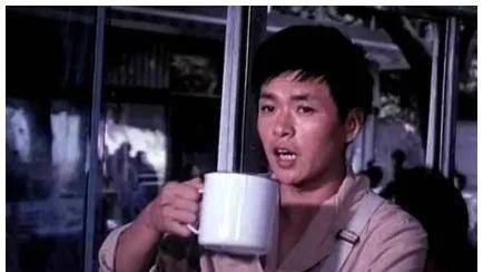 演员王伟平成名后娶初恋，一心相爱39年，如今女儿比自己还红