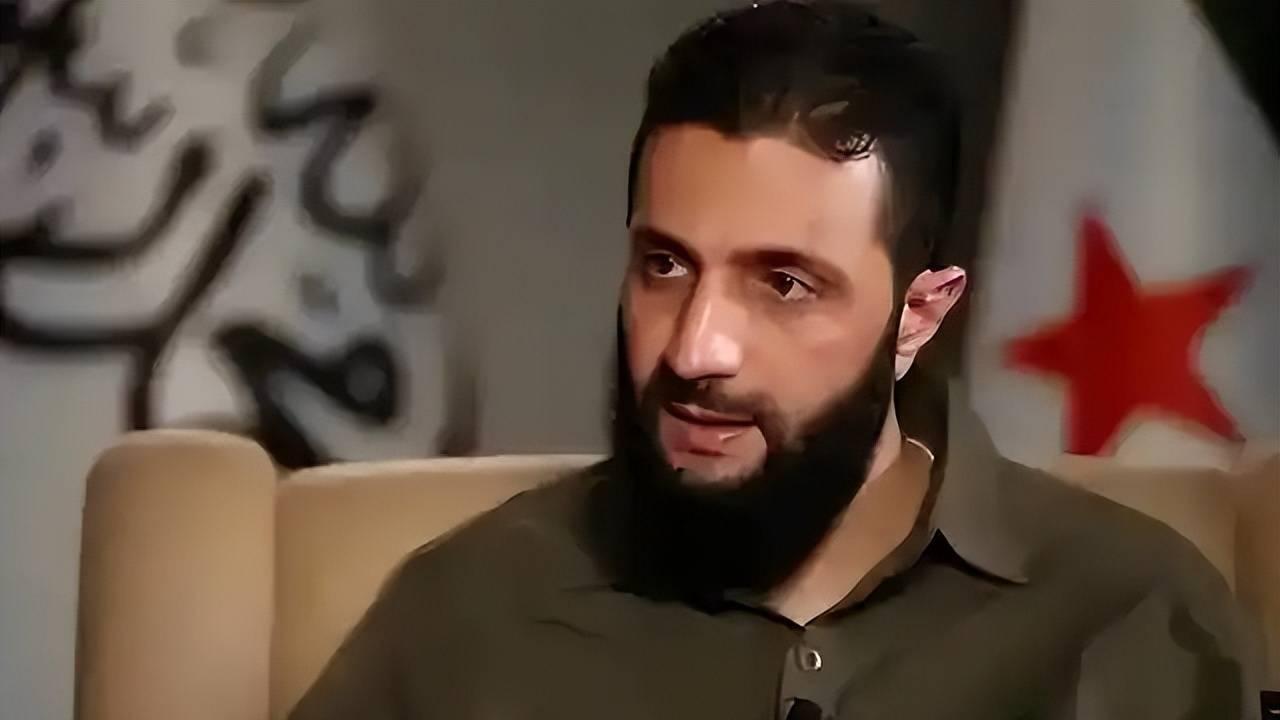 美国突然翻脸，给朱拉尼上了一课，100辆美军战车开进俄军基地