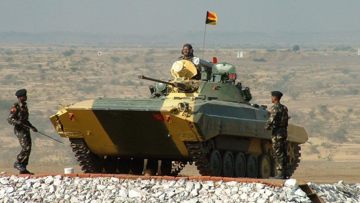 印度借鉴乌克兰经验，研发出针对 BMP-2 的反无人机保护系统：空袭炮弹