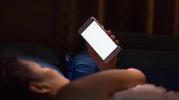 并非迷信！无论男女，这3个时间点切记不要玩手机，记得提醒家人