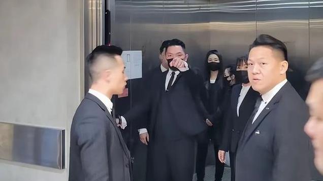 琼瑶灵堂曝光！遗照温馨穿红色洋装，棺木全都点缀着白色鲜花