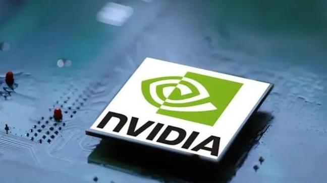 AI芯一哥被群起而攻之？黄仁勋没想到，外媒：至暗时刻到来