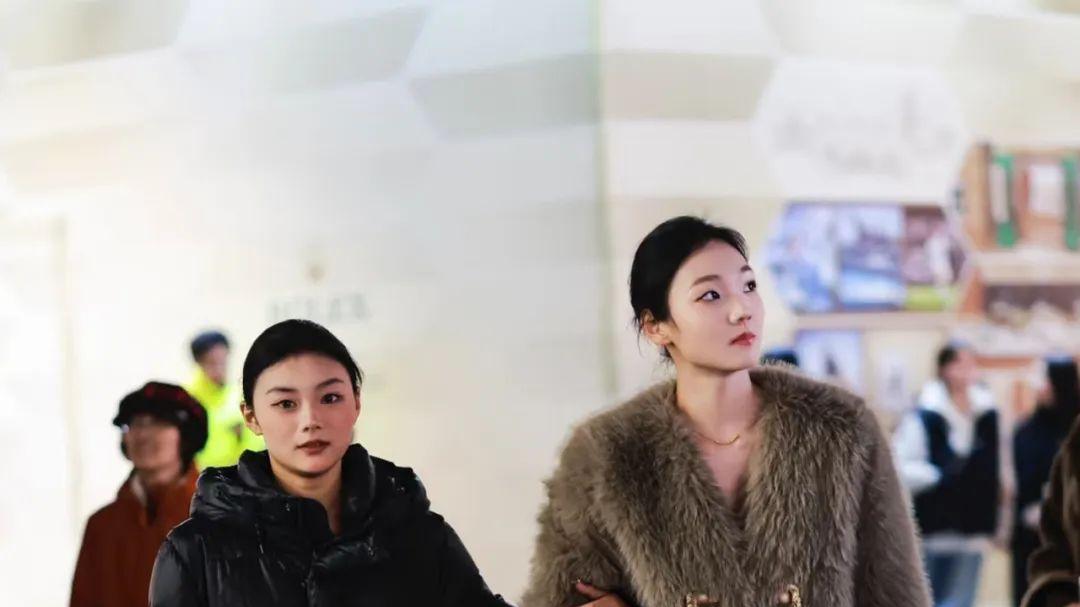 去了成都太古里才发现：满街都是“上半身过冬、下半身过夏”穿搭