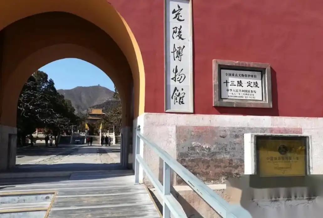 定陵被毁之后，再无皇帝陵被挖。吴晗、郭沫若将永久钉在耻辱架上