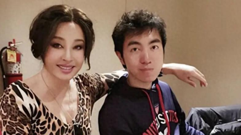 77岁开演唱会被嘲捞金！汪明荃的坚持，扯下了多少人的体面？