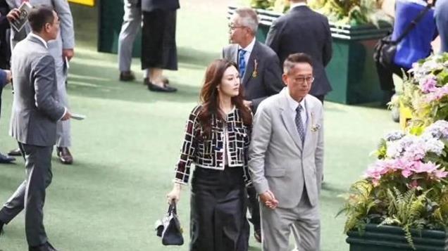 李嘉欣和老公许晋亨现身马场，54岁美到发光，撩发尽显风情万种