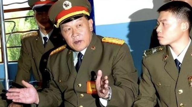 2021年，梁光烈将军回乡祭祖的留影，身穿上将军装，走路需要搀扶