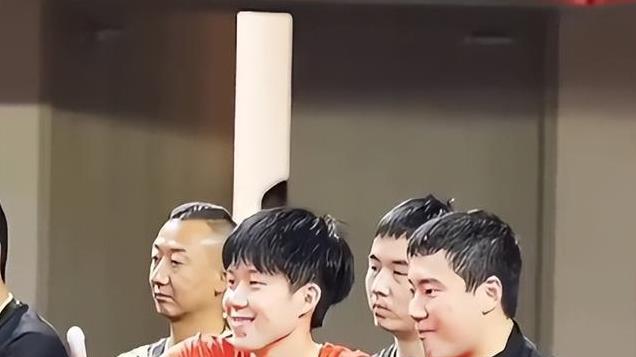 王曼昱感冒发烧暂时退出乒超联赛，独自一人拎着大包小包连夜回京
