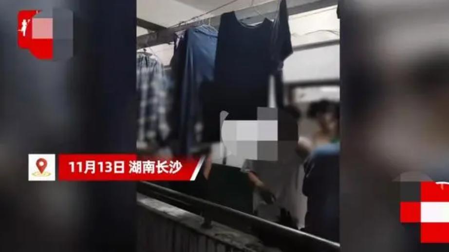 男子在男寝偷拍他人洗澡？校方回应：外来人员已被警方带走！