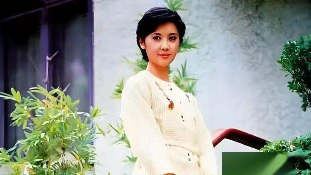 她是中国第一美女，结2次婚都没孩子，如今72岁仍美得令人羡慕！