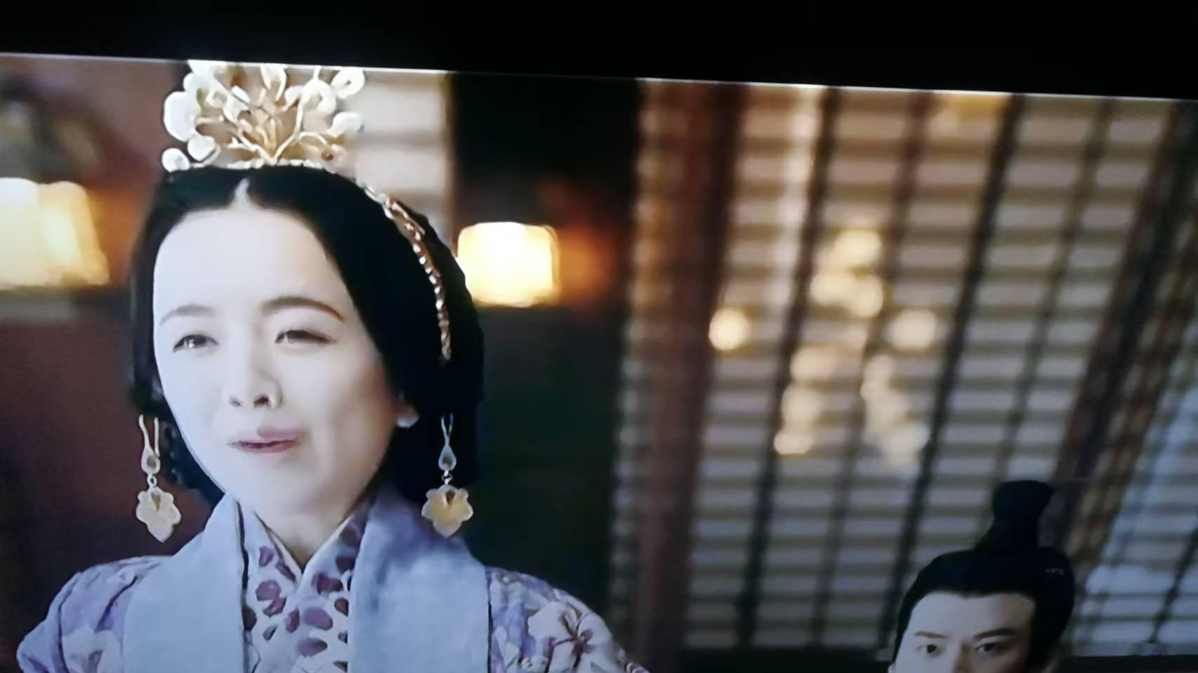 吕不韦在朝堂上看到岫玉，就在心里嘲笑：想跟我斗？你还嫩着呢！