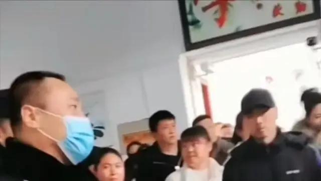 辽宁一学校将狗食剩饭给学生吃后续，家长气愤爬校门堵车，群聊曝光，至今没出结果