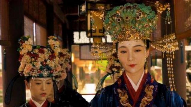 太子苦熬十几年不能登基，向父皇暗示：儿臣的胡须白了，不久继位