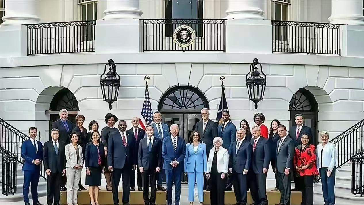 拜登卸任前的神秘合影，幕僚们的微笑背后藏着什么秘密