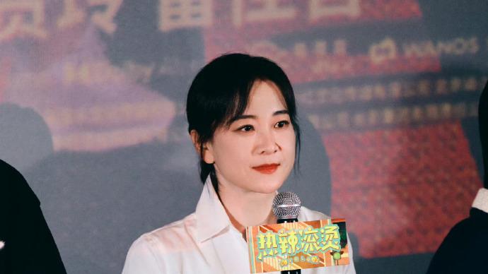 贾玲被嘲体重反弹20斤，身穿万元短裤霸气秀腿