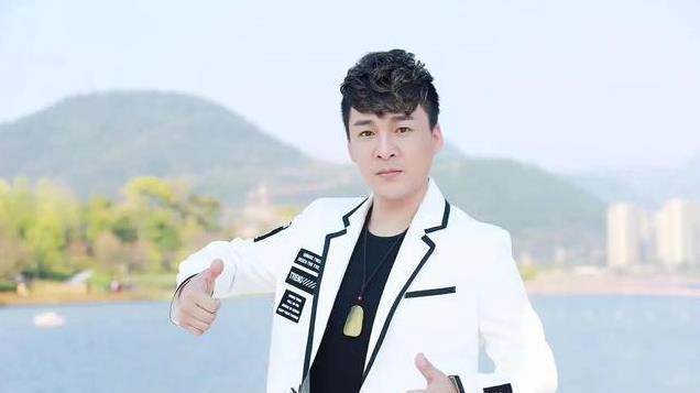 有颜值有才艺，在央视主持了13年的杨帆，为什么红不过尼格买提？