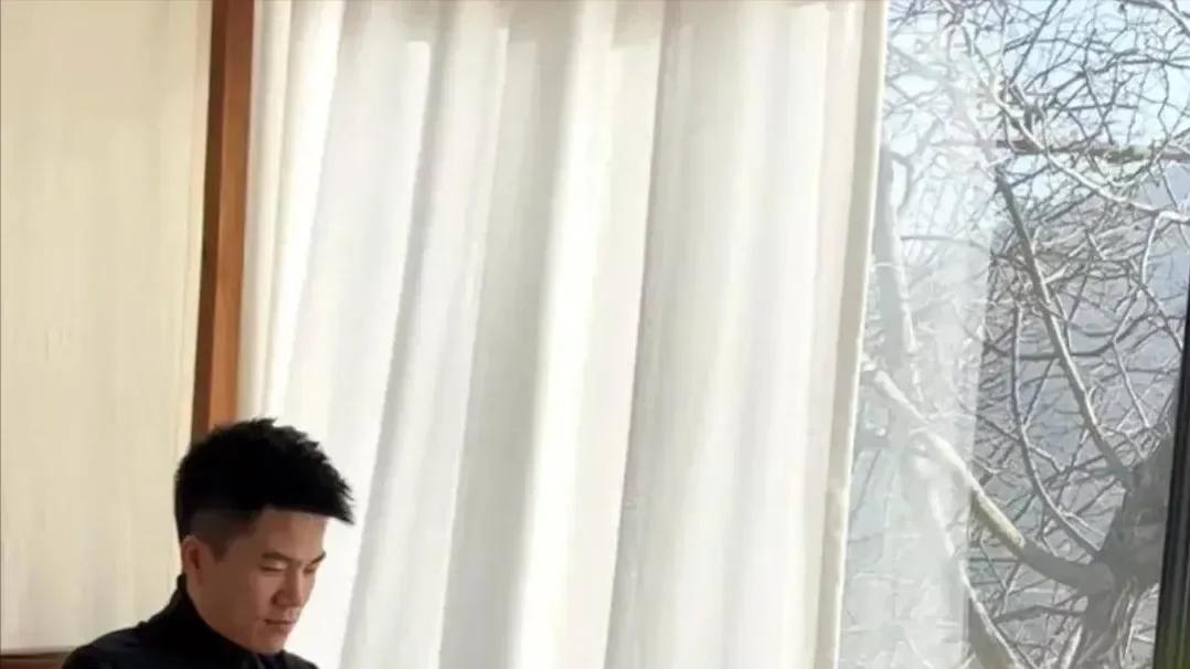 一进董宇辉的私宅，心就被治愈了，院内摘菜，田间务农，粗茶淡饭，乐在其中