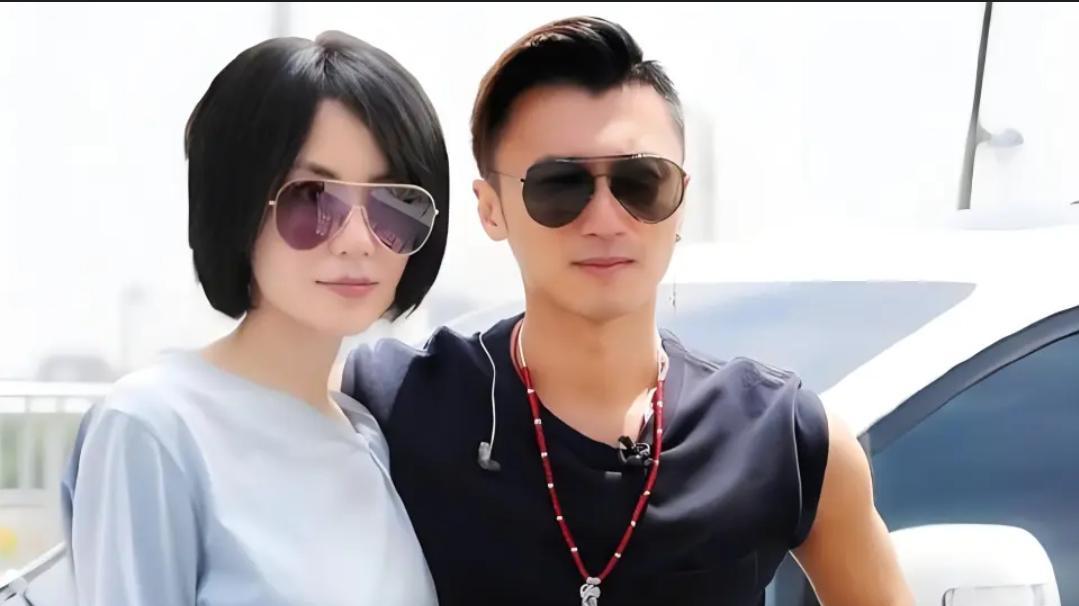 王菲熊抱女儿庆成年，李嫣罕露正脸