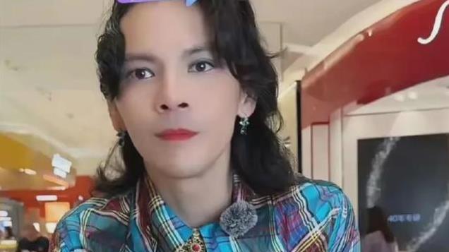 好美向佐浓妆穿女装带货受关注首场卖出5千万，仅次“与辉同行”