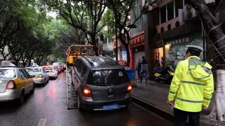 路边停车打双闪，将被罚150元并扣3分！交警：科目一学到哪去了？