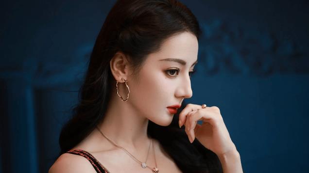 迪丽热巴：颜值与身材背后的魅力密码