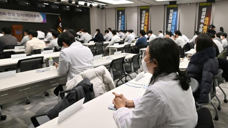 癌症也没人管了：韩国数千医生罢工抗议拓招医学生，引发医患恐慌