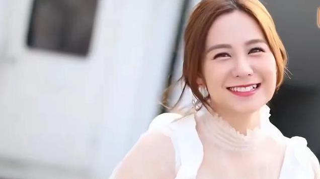 30岁知名女星饭馆打工，嫌拍戏不赚钱愧对妈妈，如今端盘子很坦然