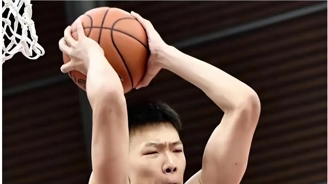 突发！广东锋线悍将重伤，被抬上救护车，或赛季报销，杜锋太难了