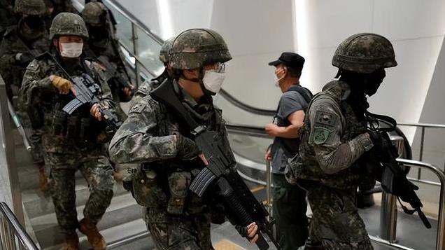 韩国总统为护妻宣布戒严，民众乱成一锅粥！网友：预见他的结局了