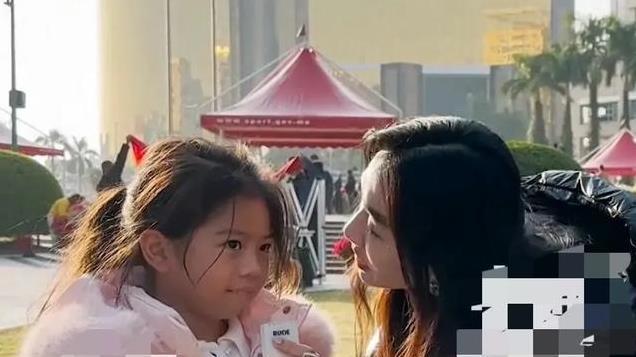 何超盈带6岁女儿参加升旗仪式，孩子长相随爸，何超盈眉毛被吐槽