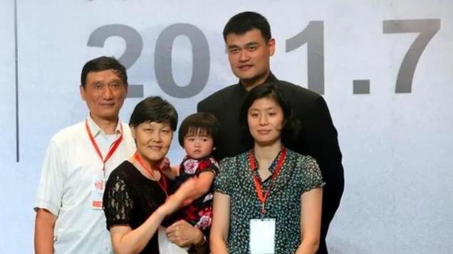 曝姚明打网约车外出！疑半躺在奥德赛中，住25万一平无群租的豪宅