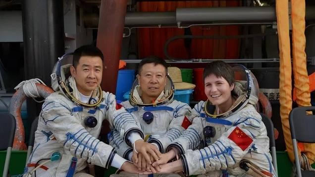 空间站曾被撞，目标锁定，神舟十九号对舱门加防，5个大字真亮眼