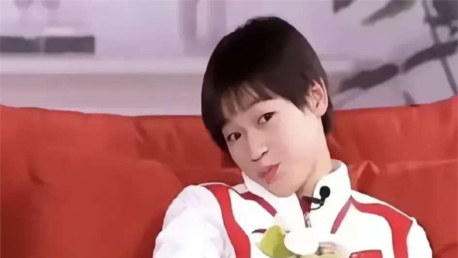 全红婵母校演讲穿拖鞋引争议，网友：个人素质低下，只知道跳水