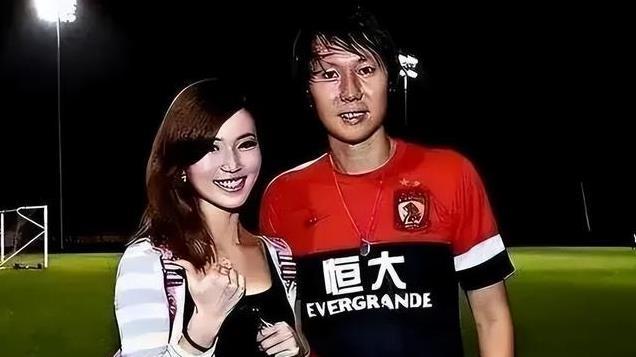 5亿播放量！18岁俄超模“腰臀比”封神，回眸一笑把三亚送上热搜