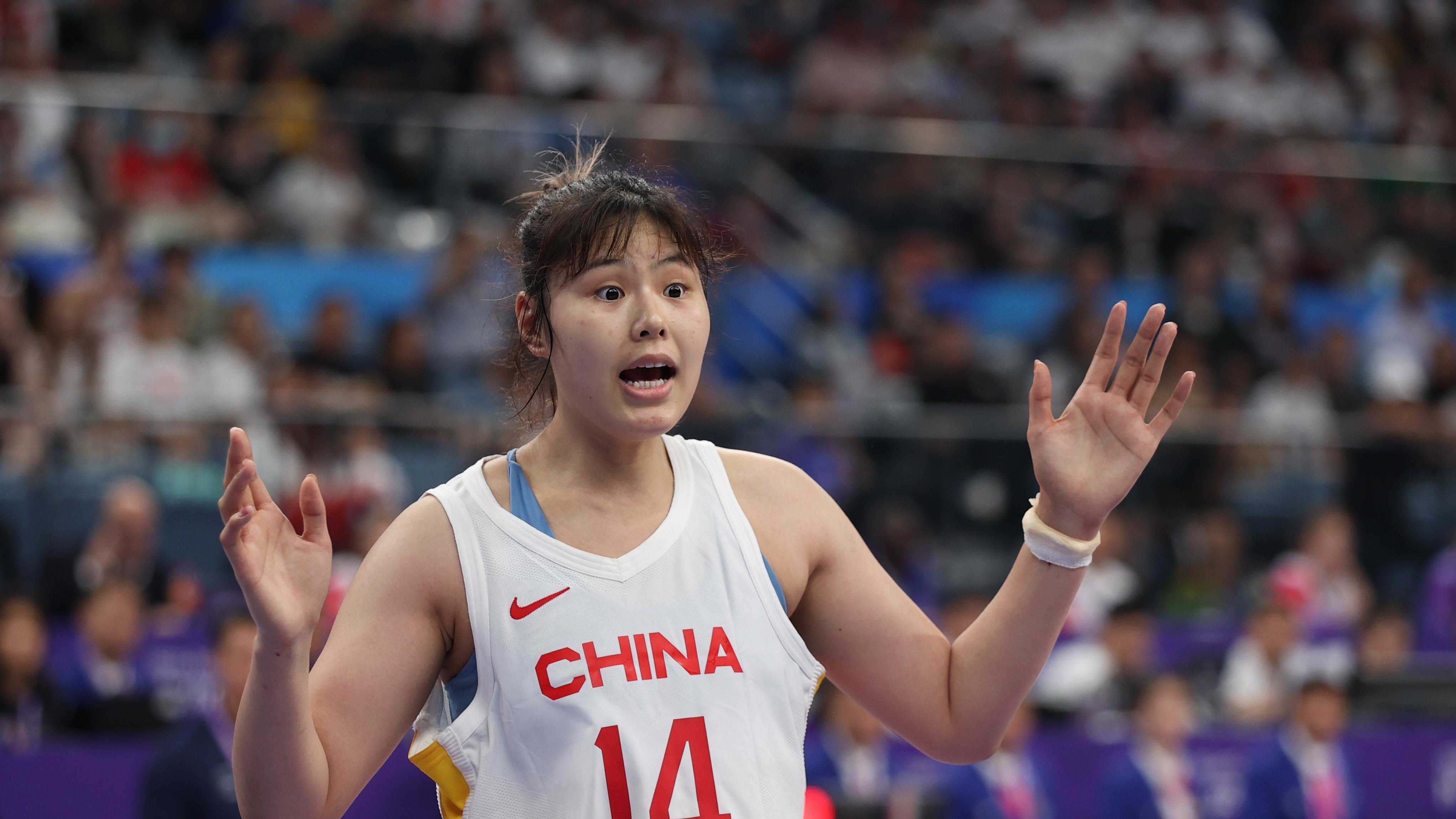 奥运首轮女篮李月汝31分15板，数据统治级，薪水却不及国内球员
