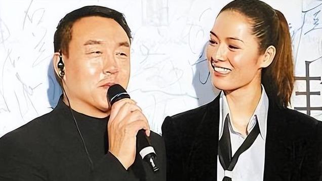河南女孩21岁成中国名模，婚内被名导抛弃，如今身价10亿独自带娃