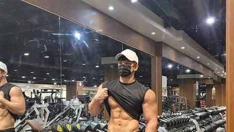 肌肉男网红，狂晒健身运动照，腱子肉清晰可见