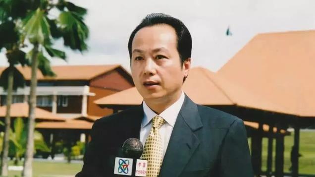 2019年，罗京病逝十周年，康辉来到陵园扫墓祭奠，一张珍贵的留影