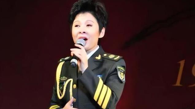 22岁与初恋结婚，23岁爆红，38岁跌落神坛，董文华如今怎么样了？